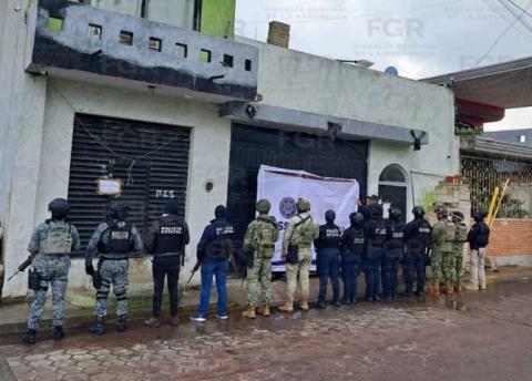 Asegura FGR armas y posible droga durante cateo en Tlaxcala; detiene a ocho personas imagen 1