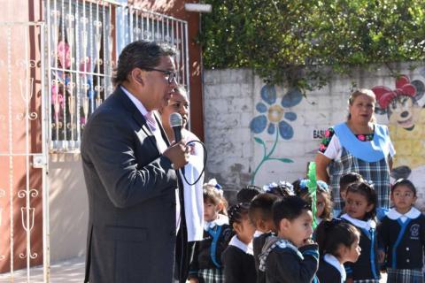 Hacen entrega de uniformes escolares en Secundaria Juan Cuamatziz en Teolocholco imagen 15