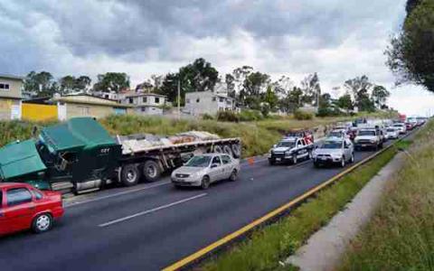 Tras impactarse contra muro, vuelca tráiler en carretera Tlaxcala-Apizaco