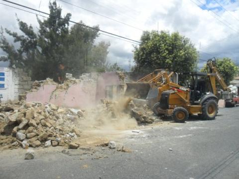 Derriban casa que obstruía paso en Amaxac