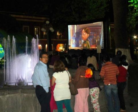 Respalda ayuntamiento de Tlaxcala función de cine gratis en el zócalo capitalino imagen 1