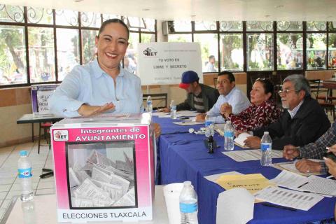 Llama Adriana Dávila a votar en favor de Acción Nacional