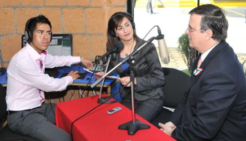 Concede Marcelo Ebrard a Metrópolis Radio entrevista durante visita a la UMT