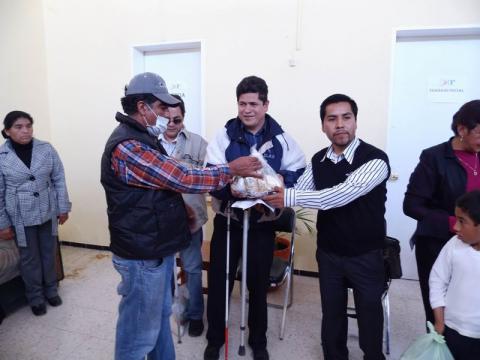 Entrega de bastón plegadizo y despensas