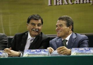 Juan Díaz de la Torre, Presidente Nacional del SNTE con el gobernador de Tlaxcala, Mariano González Zarur.