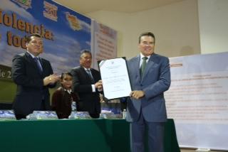 El Ombudsman Nacional, Raúl Plascencia, entrega al Presidente Nacional del SNTE, Juan Díaz de la Torre, constancia por su participación en el Curso Básico de Derechos Humanos.