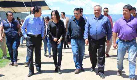 Da Alejandro Aguilar banderazo de obra en la comunidad del pueblo de la Cruz imagen 1