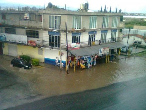 Tromba genera caos vial en alrededores de Tlaxcala imagen 4