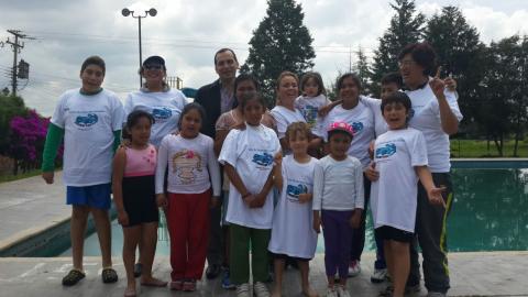 Entrega Francisco Fierro Orea apoyo a equipo de Natación en Zacatelco