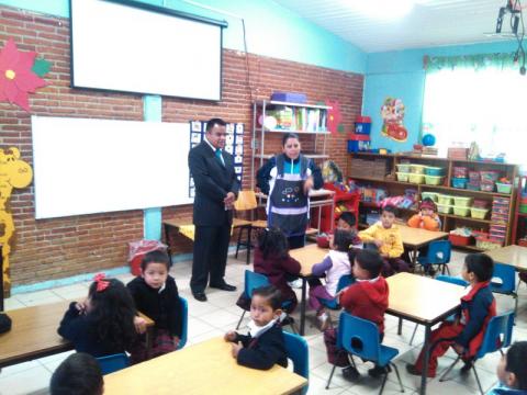 Acerca Angelo Gutiérrez las nuevas tecnologías educativas a escuela pública imagen 1