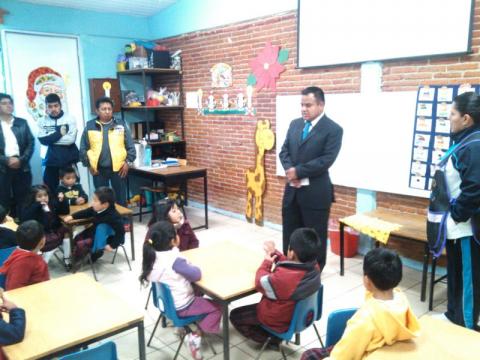 Acerca Angelo Gutiérrez las nuevas tecnologías educativas a escuela pública imagen 2