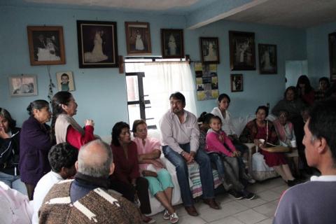 En una muestra de confianza a su proyecto de gobierno, vecinos de diferentes colonias de Apizaco, le han abierto la puerta de sus hogares a Justo Lozano Tovar.