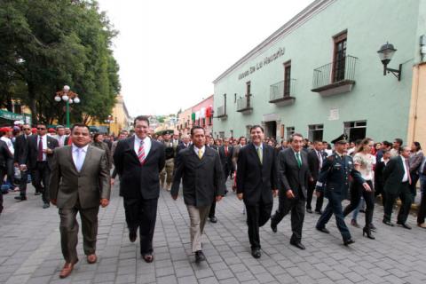 Realizan en Tlaxcala desfile cívico- militar por Aniversario 204 del inicio de la Independencia
