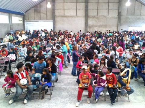 Festeja Alcalde de Tecopilco a niños por el “Día de Reyes” imagen 2