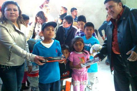 Festeja Alcalde de Tecopilco a niños por el “Día de Reyes” imagen 4
