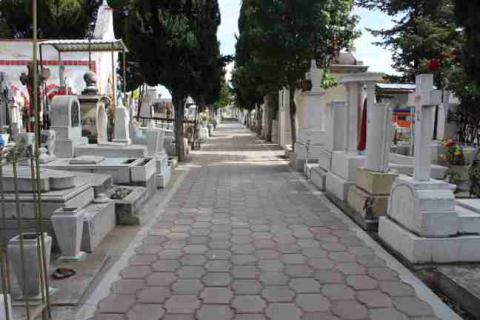 Dan mantenimiento a panteones del municipio de Huamantla imagen 1