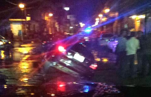 En Chiautempan aparece bache que casi se traga un auto