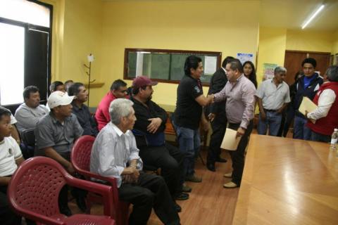 Alcalde entrega vales de material a cuatro comités de obras imagen 4