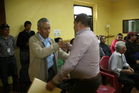 Alcalde entrega vales de material a cuatro comités de obras imagen 3