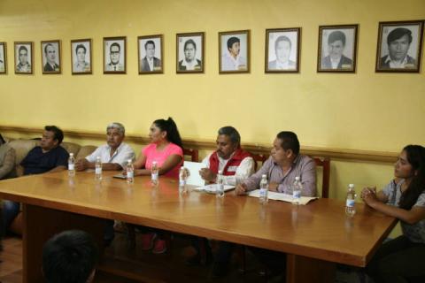 Alcalde entrega vales de material a cuatro comités de obras imagen 1