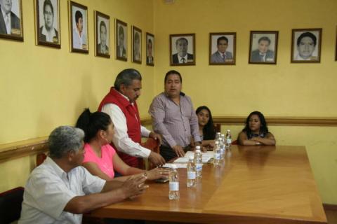 Alcalde entrega vales de material a cuatro comités de obras imagen 2