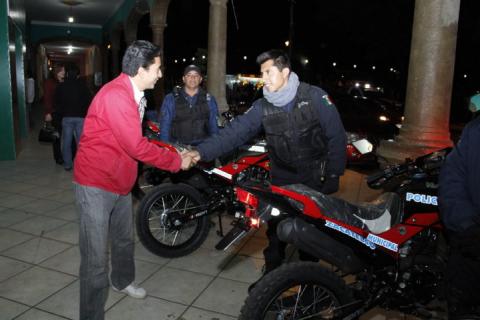 Se hace entrega de nuevas patrullas para seguridad pública en Zacatelco imagen 3