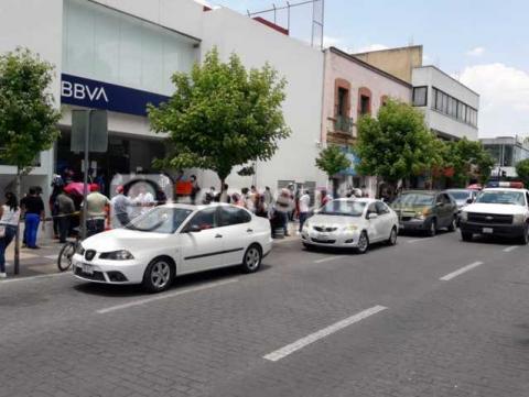 En días de mayor contagio de Covid-19 siguen aglomeraciones en bancos de Apizaco imagen 10