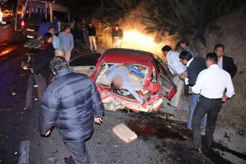 Automóvil de lujo embiste a una colectiva en carretera Tlaxcala Apizaco imagen 1