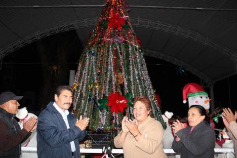 Alcalde fomenta los valores de la navidad con el encendido del Árbol imagen 2