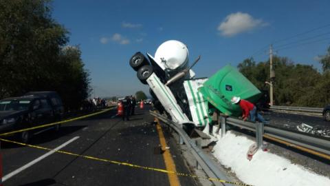 Aparatosa volcadura de un tráiler en la autopista Tlaxcala -Texmelucan imagen 9