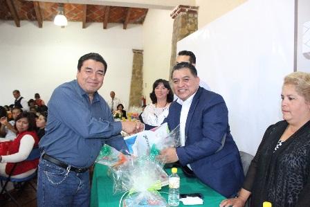Celebran en Apetatitlán el Día del Maestro imagen 1