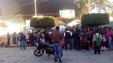 Protestan padres de familia en escuela primaria de Belén imagen 2