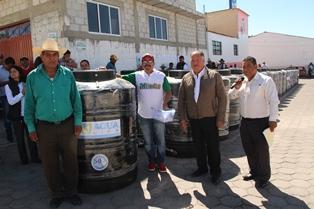 Alcalde premia a usuarios cumplidos con su pago anual de agua imagen 2
