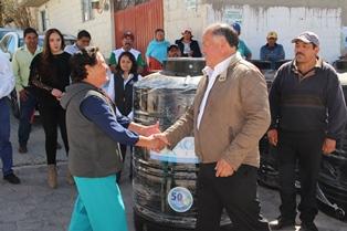 Alcalde premia a usuarios cumplidos con su pago anual de agua imagen 3