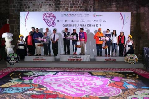 Fiesta y tradición en la Carrera Nocturna de la Feria de Tlaxcala imagen 3