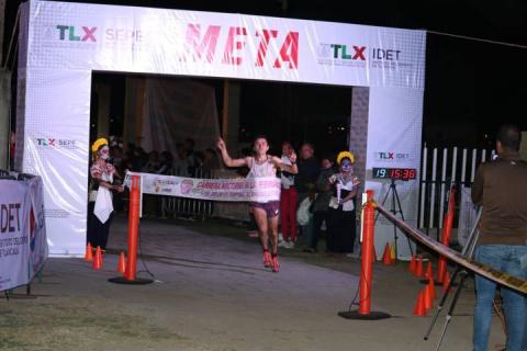 Fiesta y tradición en la Carrera Nocturna de la Feria de Tlaxcala imagen 5