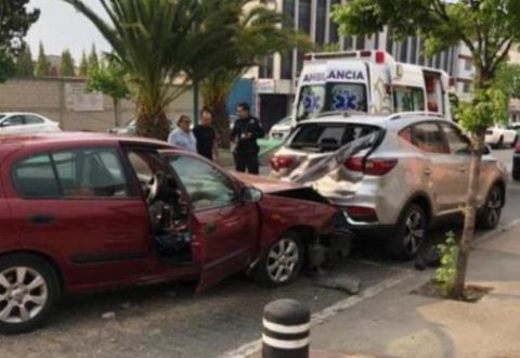 Por distraído conductor impacta su automóvil con otro que estaba estacionado