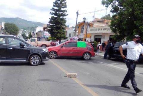 Cierran vecinos avenida en la capital en demanda de agua potable imagen 2
