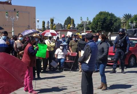 Se arma la bronca en Amaxac; policías rescatan de nuevo a la alcaldesa