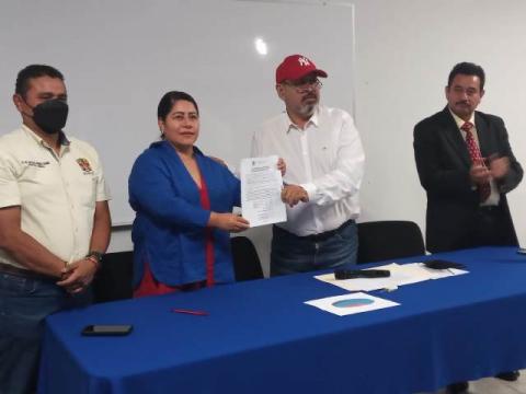 Gana Blanca Águila y promete un sindicato unido y de trabajo