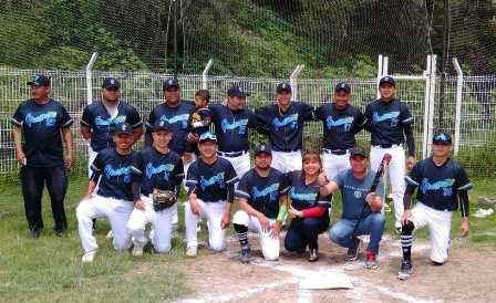 Diputada Brito entrega uniformes a equipo de béisbol de Tizatlán