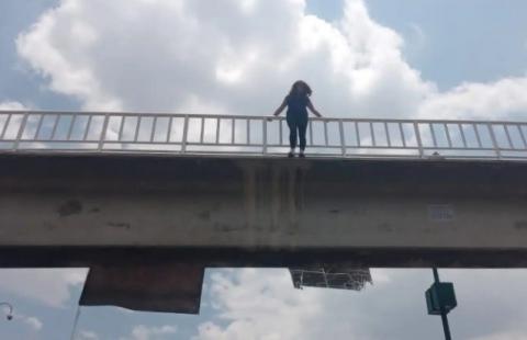 Mujer intentó aventarse de un puente en Calpulalpan por problemas familiares