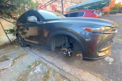 Ladrones ingresan a fraccionamiento para desmantelar camionetas imagen 1