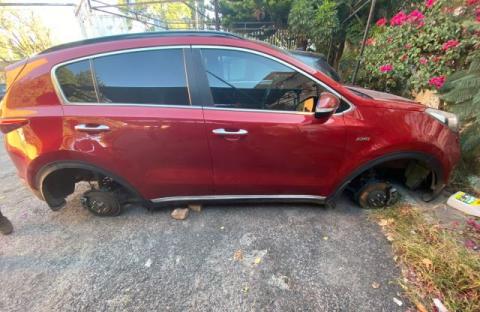 Ladrones ingresan a fraccionamiento para desmantelar camionetas imagen 2