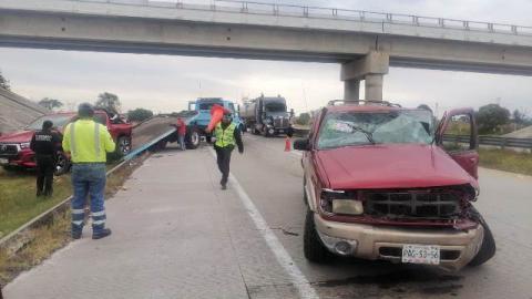 Se registra aparatoso accidente entre dos camionetas en el Arco Norte