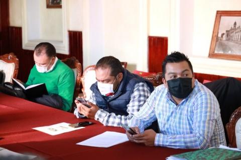 Héctor Domínguez chatea durante su comparecencia ante el OFS