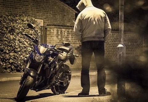 Le dan baje con su motocicleta, la estacionó afuera de su casa