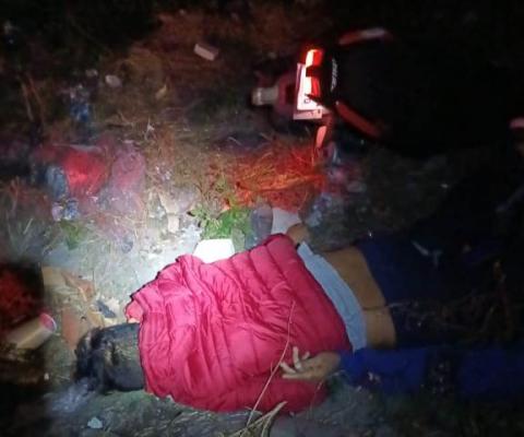 Jóvenes encuentran trágica muerte al derrapar y caer de puente