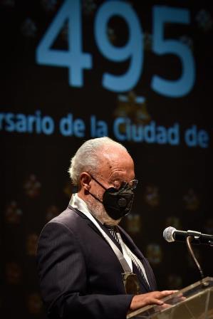 Entregan la Presea Ciudad de Tlaxcala al doctor Julián Velázquez imagen 2