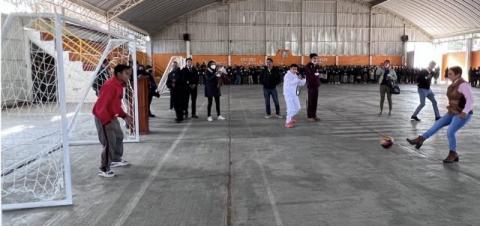 Entrega Guille Loaiza porterías en Secundaria Técnica 25 de SPM